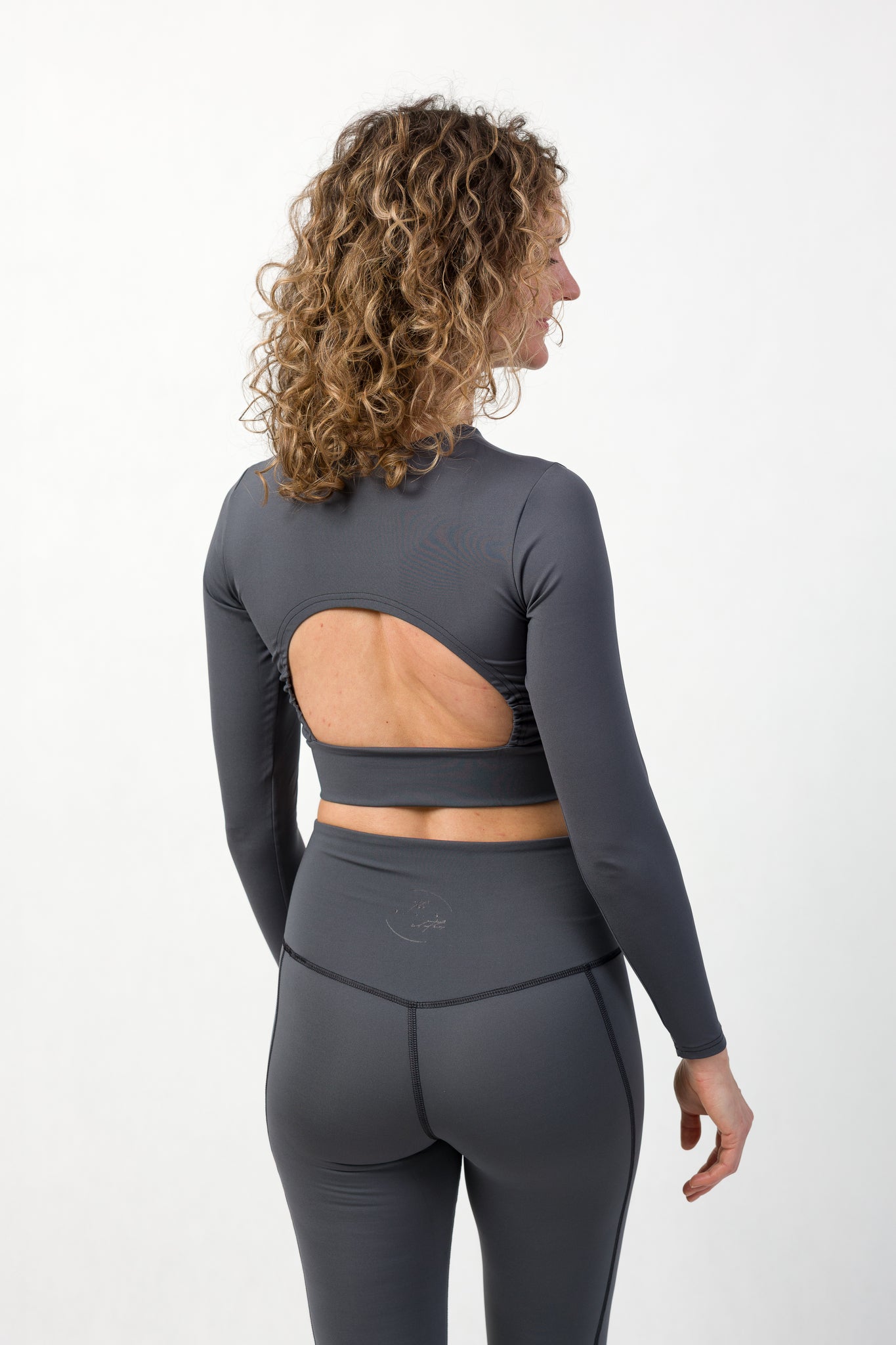 Essential Fit – dámsky crop top s dlhým rukávom